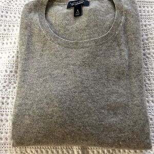 100% beautiful gray cashmere sweater. Long sleeve
